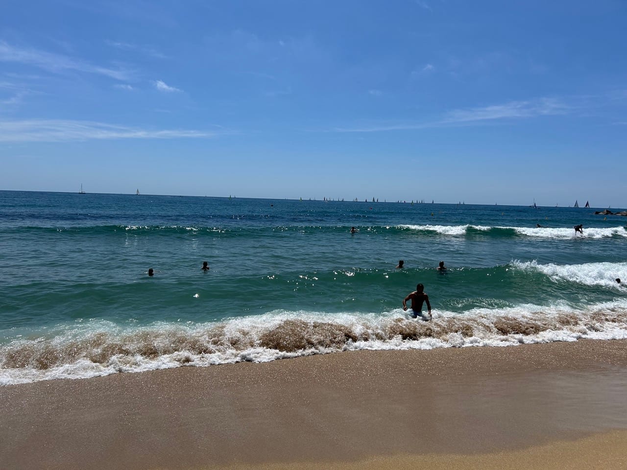 El placer de jugar con las olas en la playa con tus hijos
